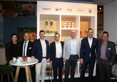 Caroline Louwerse en Heiko de Ruiter van Harvest House, Martijn van der Hout en Miguel Linssen van Rainbow International, Olaf de Bruijne van TNI, Lex Ophorst van Rainbow en Stefan den Hollander van TNI